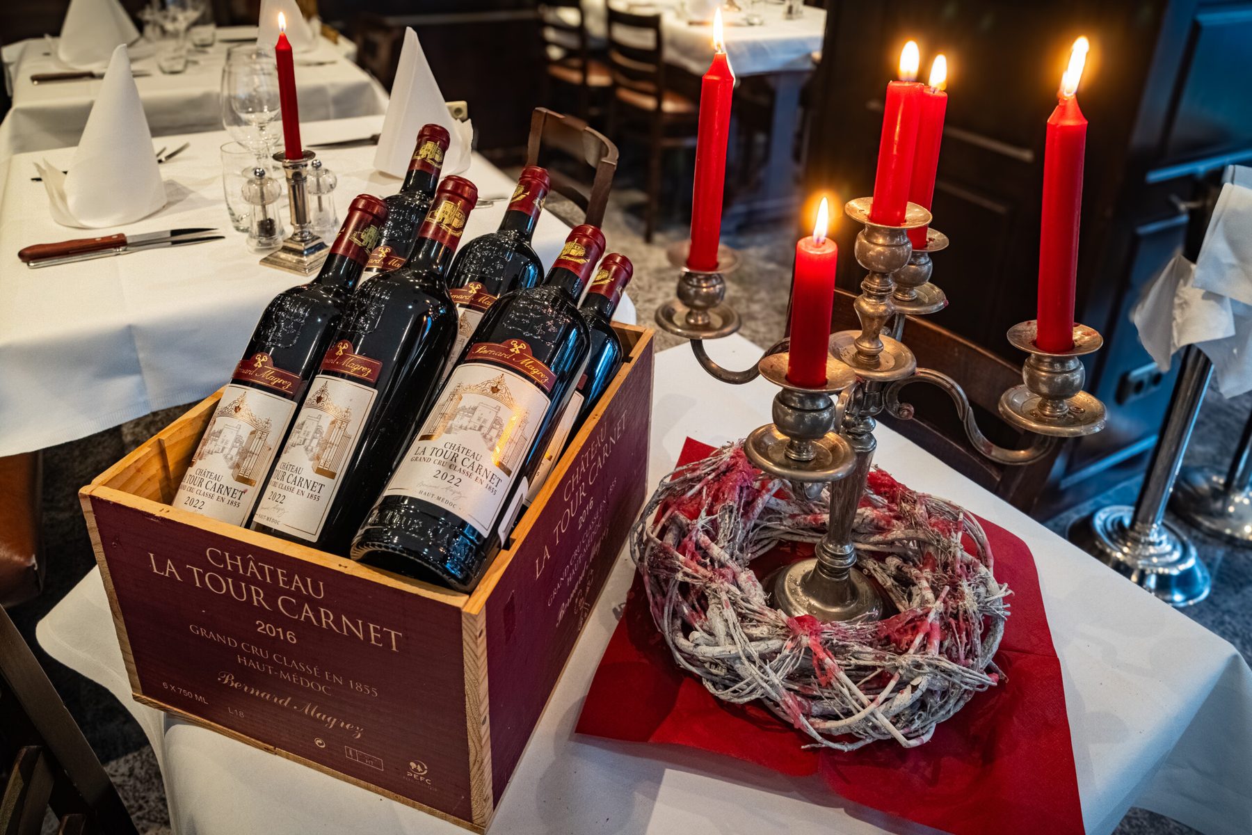Ausgewählte Weine und Kerzen auf einem gedeckten Tisch