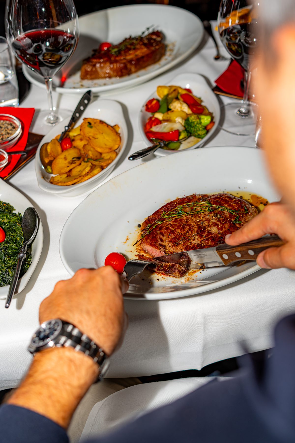 Steak mit Bratkartoffeln, Gemüse und Spinat